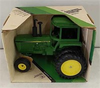 JD 4450 w/Duals & Green Cab NIB