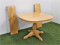 MAPLE DINING ROOM TABLE WITH 2 LVS