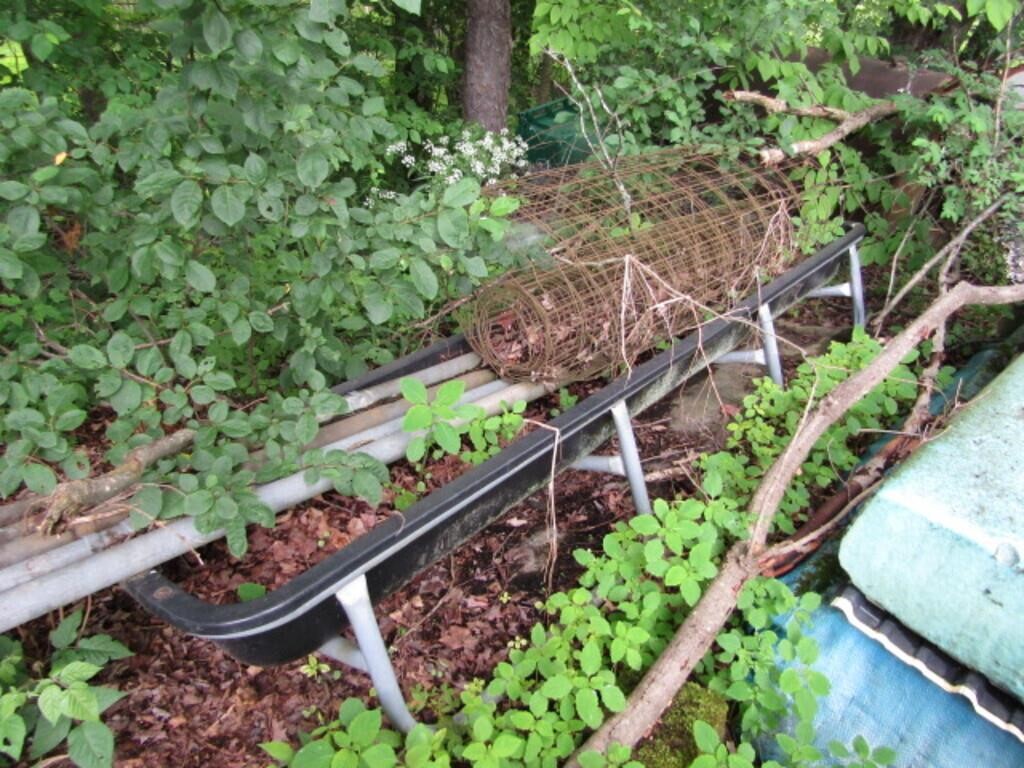 WATER TROUGH WITH WIRE