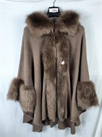 Women's sleeved overcoat with faux fur trimming