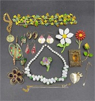 Lot of Costume Necklaces, Brooches, Earrings &