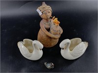 Pair of swan dishes and small figurines