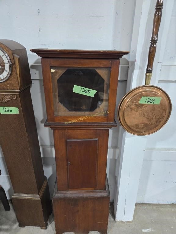 Primitive grandmother 's case clock