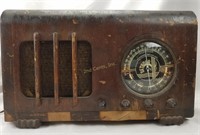 1930's Detrola Model 154 Tube Radio Wood Case