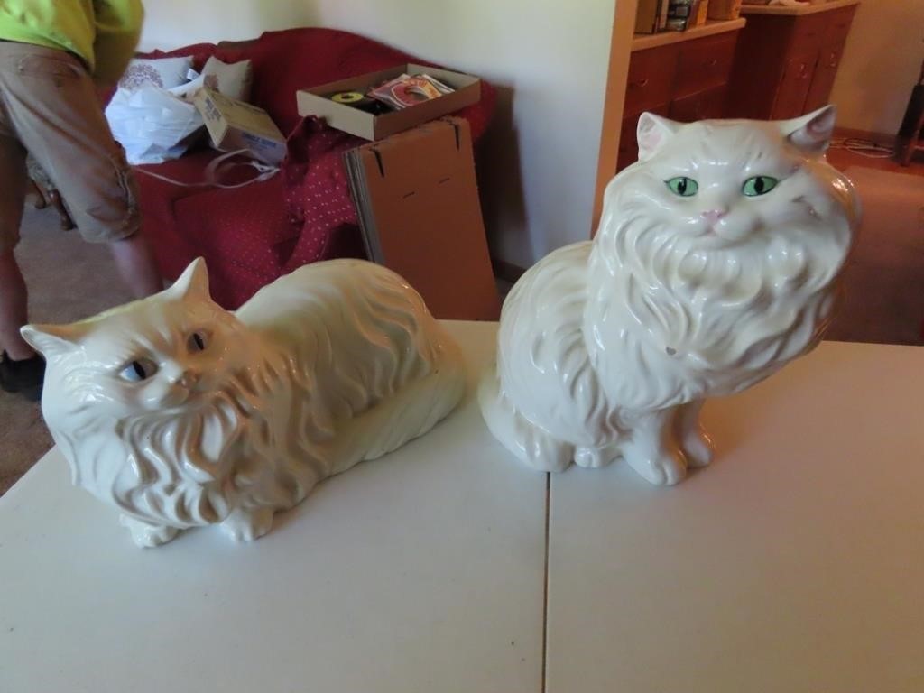 (2)Ceramic cat figures.
