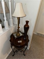 SMALL TABLE WITH VASE & LAMP