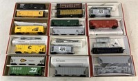 lot of 12 HO Walthers Train Cars