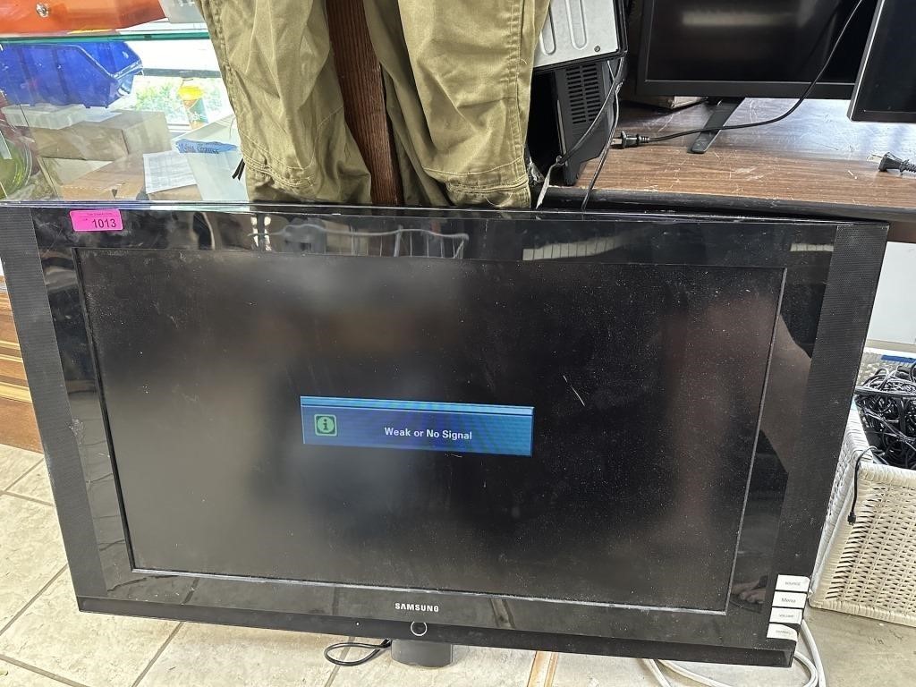 SAMSUNG 40IN FLAT SCREEN TV POWERS ON