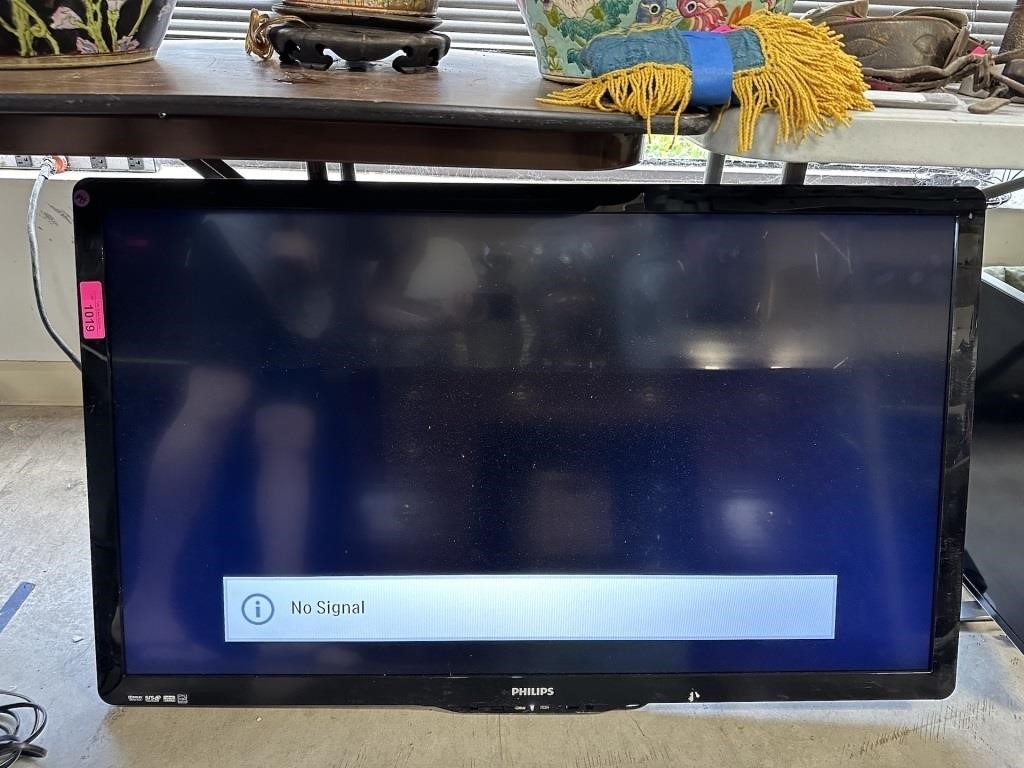 PHILIPS FLAT SCREEN TV POWERS 46IN