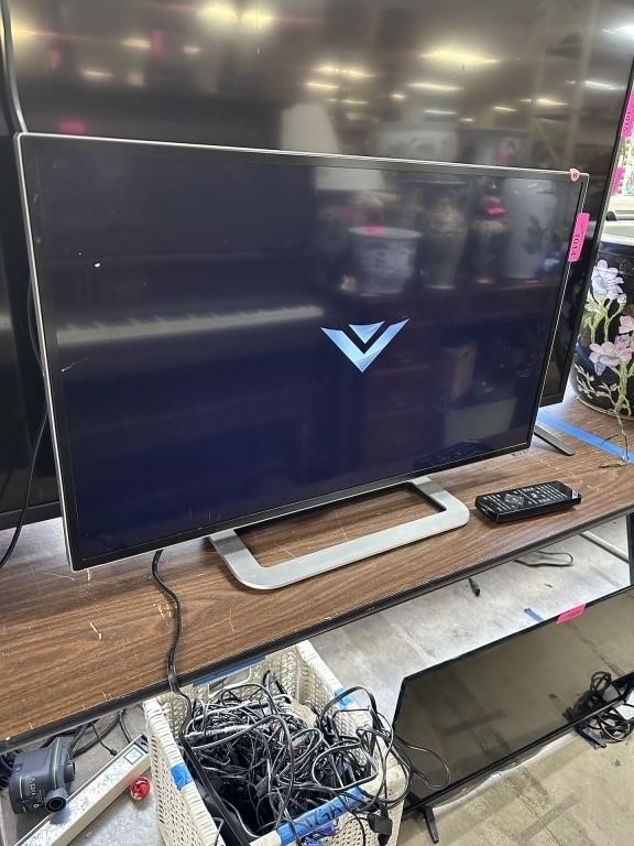 VIZIO FLAT SCREEN TV POWERS 32IN