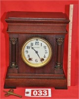 Antique Seth Thomas keywind mantle clock, 11"x10"