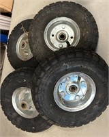 4 Small Rubber Wheels.