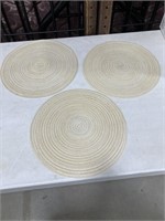 6 cream/gold/white colored placemats