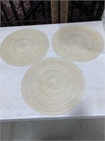 6 cream/gold/white colored placemats
