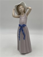Lladro Figurine Young Girl w/ Hat 5011
