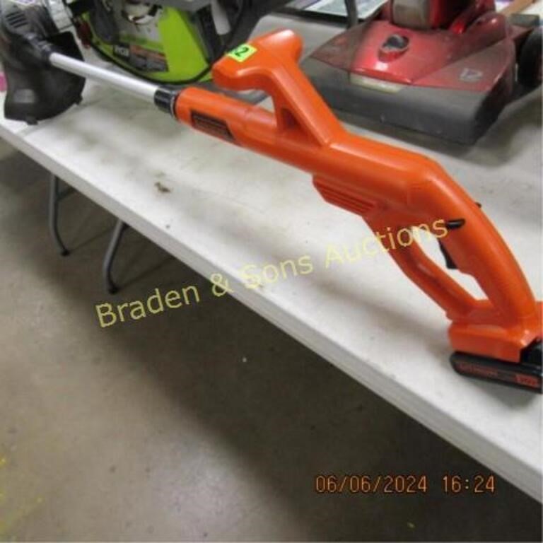USED BLACK & DECKER WEED EATER, NEEDS CHARGER