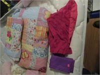 FULL SIZE QUILT AND SEVERAL PILLOW CASES