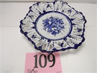 BLUE AND WHITE DECORATIVE PLATE
