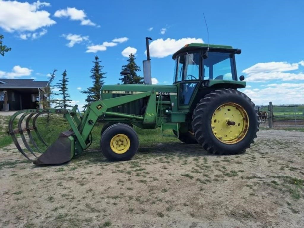 John Deere 4240 Tractor w/ Loader