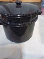 Granite pot with strainer