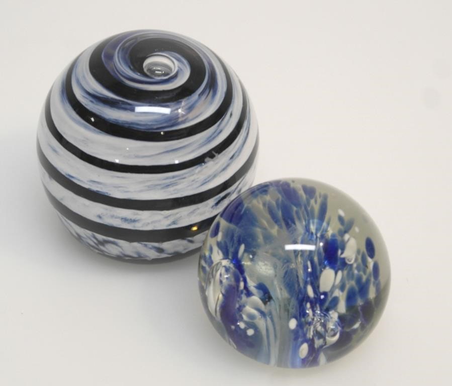SWIRL GLASS PAPERWEIGHT SGND GK '93 & OTHER