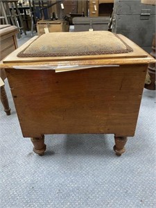 Vintage Commode w/Chamber Pot