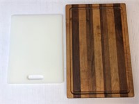 2 cutting boards / 1 wood and 1 plastic