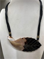 PRETTY CARVED SHELL PENDANT NECKLACE