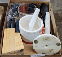 FLAT OF ASSORTED KITCHEN ITEMS