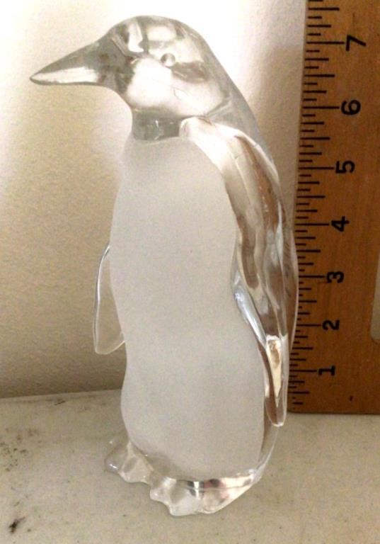Glass penguin with frosted glass belly