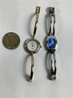 Deux montres: Fossil et Gucci pour femme.