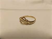Ladies 18kt yellow gold diamond ring
