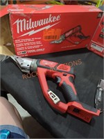 Milwaukee M18 cordless 18 ga double cut shear