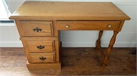 Oak kneehole desk w/ (4) drawers