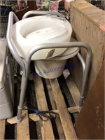 PORTABLE COMMODE W/ RISER SEAT