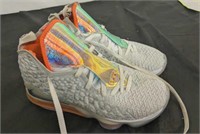 NIKE KNIT POSITIVE SZ 8.5 LEBRON SPECS