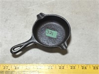 Cast Iron Wagner Ware 1050 Ashtray