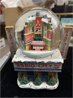 5.5 “ RADIO CITY MUSIC HALL MUSICAL SNOW GLOBE