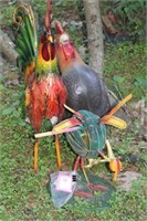 OUTSIDE DÉCOR: ROOSTERS & BIRD
