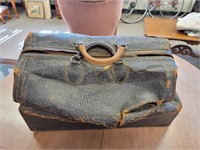 ANTIQUE LEATHER DOCTORS BAG IN ROUGH CONDITION