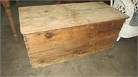 EARLY PRIMITIVE COUNTRY DOVE TAIL BLANKET BOX