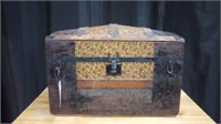 ANTIUQE BLANKET CHEST