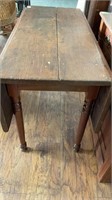 Drop leaf table, open measures 41x38, 1 hinge