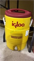 Igloo 5 gallon industrial drinking container with