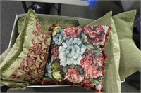 BOX LOT OF DECORATIVE THROW PILLOWS