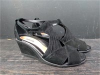 Earth Brand Black Size 7 Strappy Sandals Heels