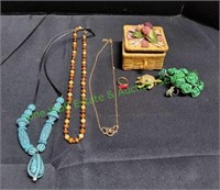 Small Wicker Jewelry Box w/ Jewelry