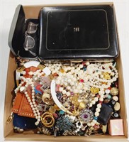 (E) Jewey Flat - Necklaces, Bracelets, Brooches