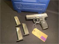 S&W SW9ve 9mm 4 magazines in case