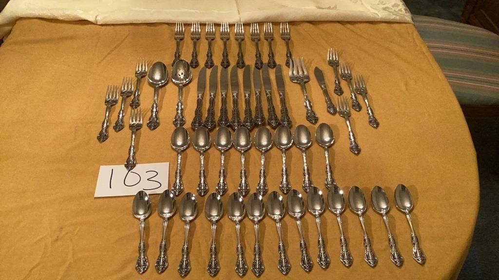 Oneida Michelangelo Flatware. 8 table knives. 8